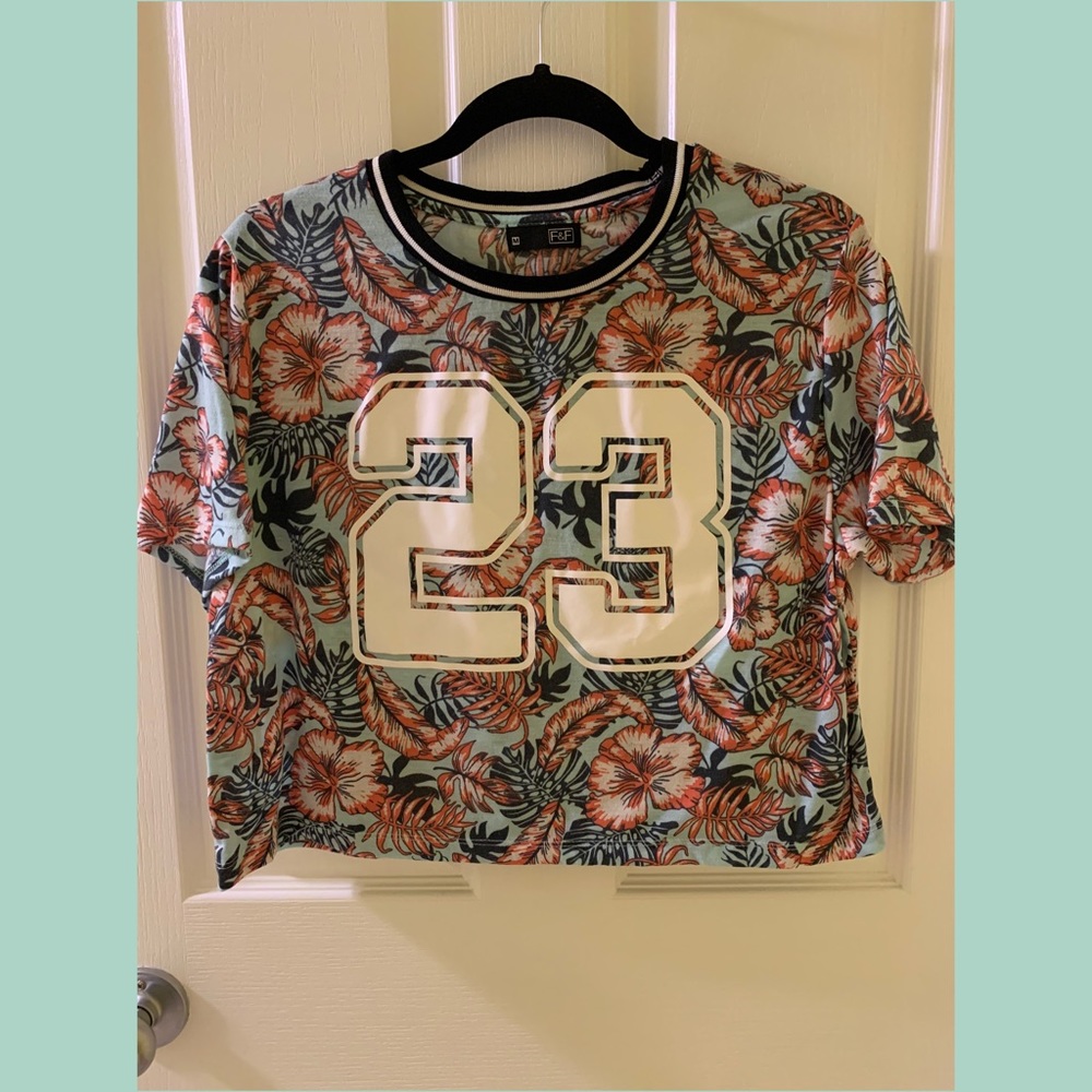 COLORFUL TROPICAL CROP TEE